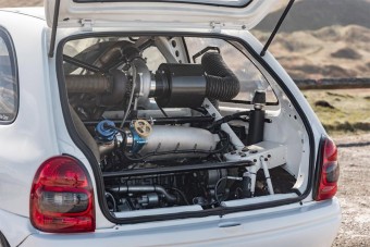 Nézd meg, mire képes az 1200 lóerős kis Corsa egy Ferrari ellen