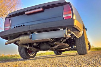 Igazi tróger-Porsche lett ebből az öreg farmotoros Skodából