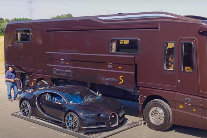 Milyen autóval állnál ennek a mozgó álomotthonnak a garázsába?