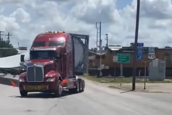 Vonat elé hajtott egy szélerőmű óriási lapátját szállító kamion