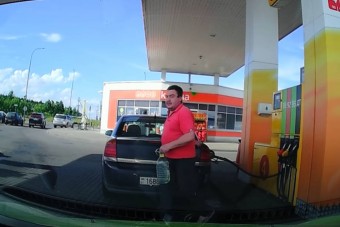 Bosszantóan idióta üzemanyagtolvajt vettek videóra egy benzinkúton