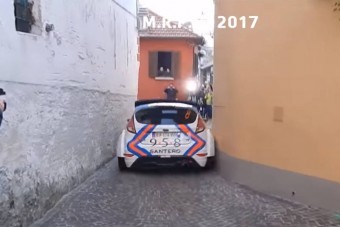 Sok ralis hagyta már ott a nyomát egy kis olasz falu házfalain