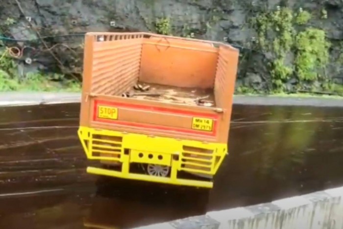 Az óriási olajfoltra hajtó teherautóval pont az történik, amire számítasz