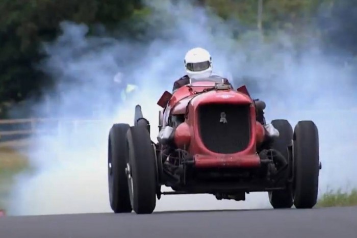 Ahol ez az öreg versenygép eldurrog, ott kihívják a rendőröket