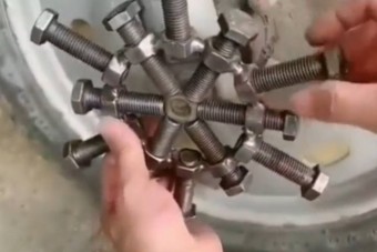 Csavarokból csinált csavarkulcsot a csavaros agyú szaki