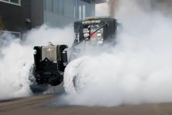 Fekete felhők borítják az eget, amikor ez a 4000 lóerős kamion közelít