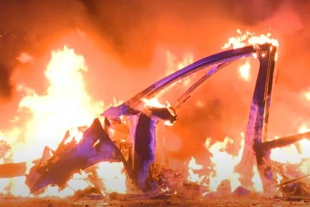 Apja Tesláját zúzta szét egy benzinkúton a részeg kamasz, pokoli tűz lett a vége
