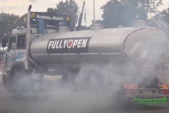 Élmény nézni, ahogy ez az olasz kamionos driftel