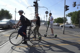 Fontos kérdés tisztázódhat a KRESZ-ben