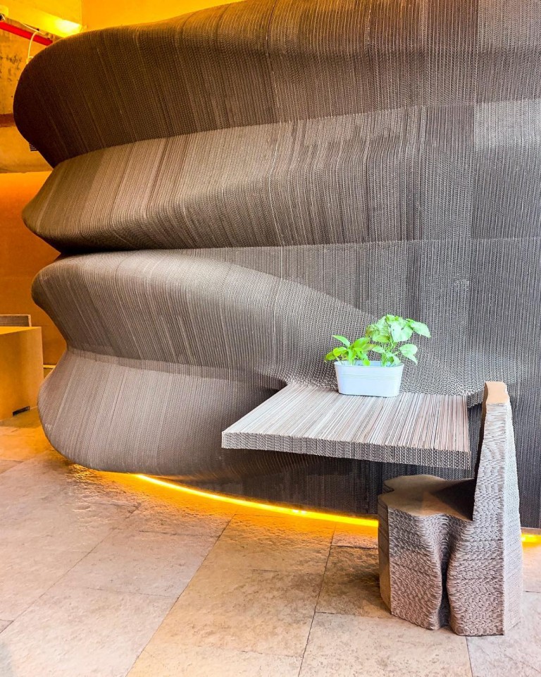 Kizárólag kartonból készült el egy különleges kávézó teljes berendezése 4