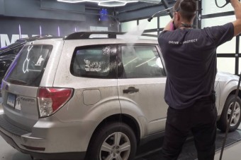 Így takarítanak ki profik egy pokolian mocskos autót