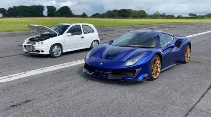 Nézd meg, mire képes az 1200 lóerős kis Corsa egy Ferrari ellen 1