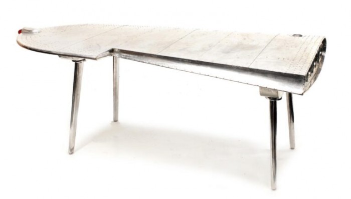 Menő íróasztal lett a XX. század legendás repülőjének szárnyából 3