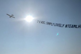 F1: Repülővel cukkolta a hollandokat egy Hamilton-rajongó