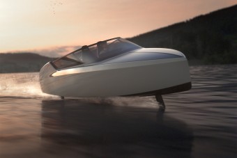 Ez a futurisztikus csónak akár 70 km/órával is repülhet a víz felett