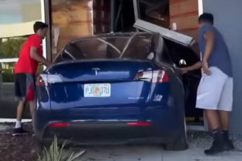 Teslával verettek a srácok egy ipari parkban, csúnya vége lett