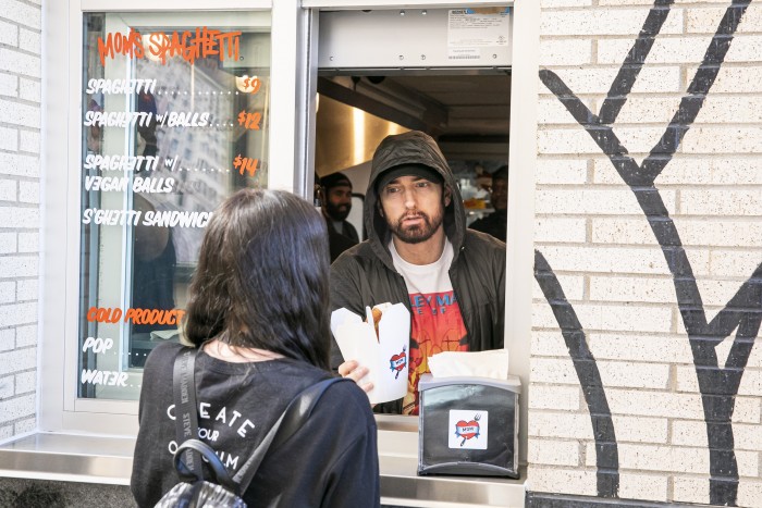 Éttermet nyitott Eminem, az első vendégeket ő szolgálta ki 1 Éttermet nyitott Eminem, az első vendégeket ő szolgálta ki 1