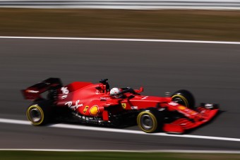 F1: Hamilton alatt tönkrement a Merci, a Ferrari az élen