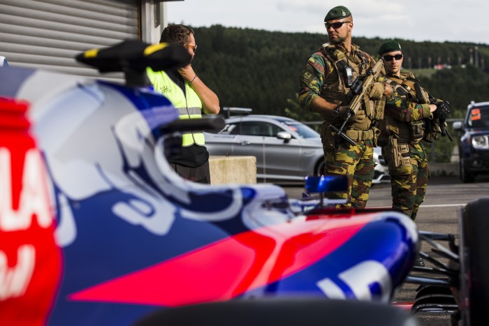 Eldőlt, elviszi a hadsereg az F1-es pilótát