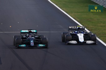 F1: Más csapatok dolgába szól bele a Merci-főnök