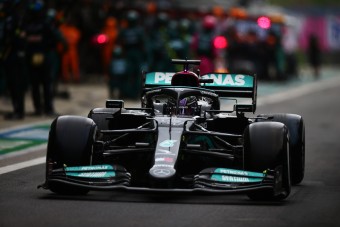 Kimosta az eső Hamilton 100. F1-es győzelmét