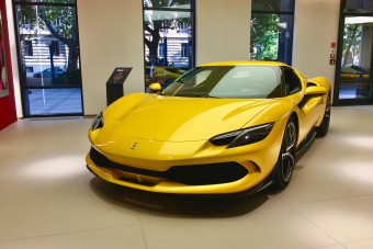 Ültünk a legújabb Ferrariban itt Budapesten - Videó!