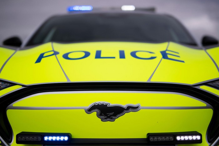 Elektromos Mustanggal a rosszfiúk nyomában