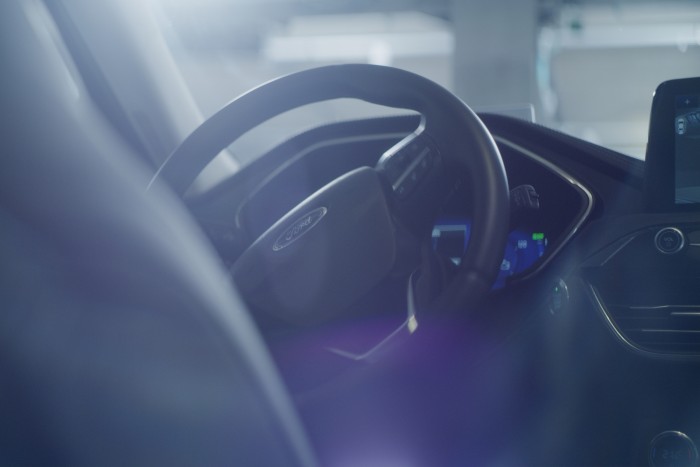 Nemcsak beparkol, de parkolóhelyet is keres az autó 1