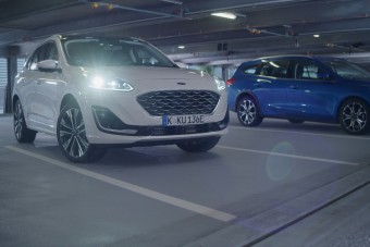 Nemcsak beparkol, de parkolóhelyet is keres az autó