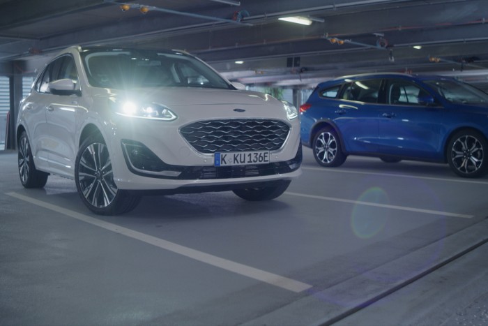 Nemcsak beparkol, de parkolóhelyet is keres az autó