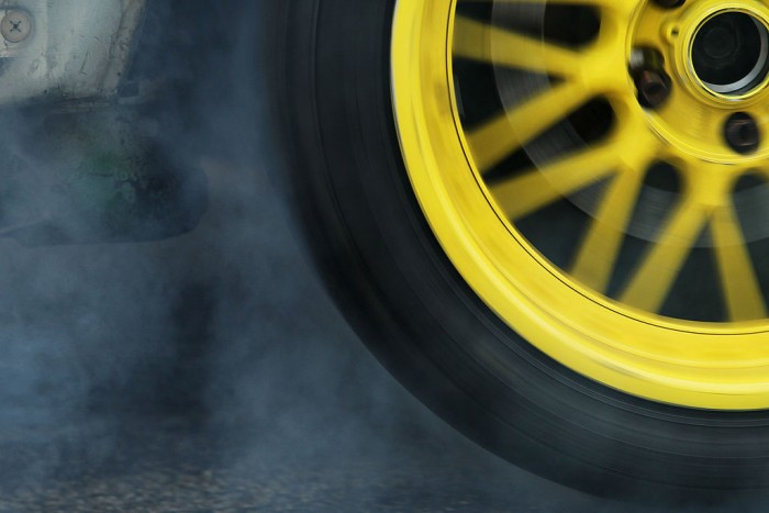 Eszét vesztett autós tombolt, gázolt, elmenekült