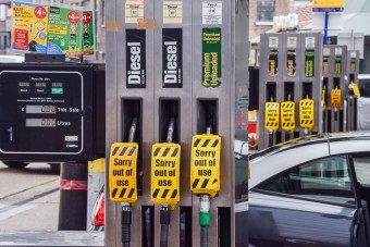 Tombol a pánik, elfogyott a benzin a brit kutakon