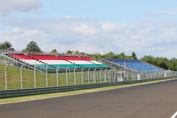 Tombol az F1-láz, új lelátókat húznak fel a Hungaroringen