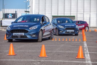 Ingyen tanítják vezetni a magyar fiatalokat