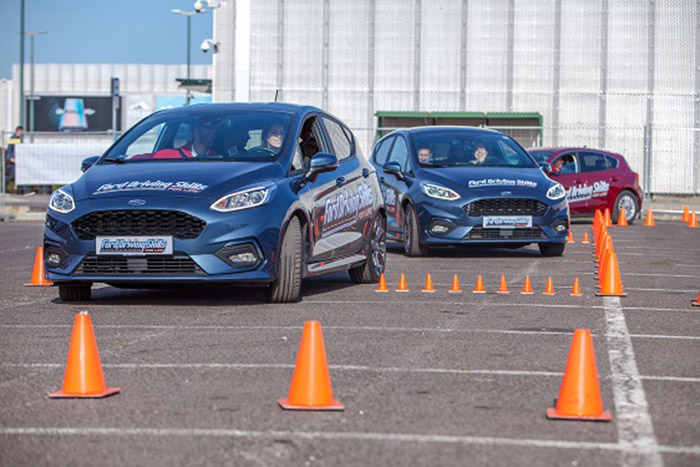 Ingyen tanítják vezetni a magyar fiatalokat