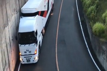 Úgy fűzte be a szűk alagútba a kamiont, mintha természetesebb dolog nem is lenne a világon