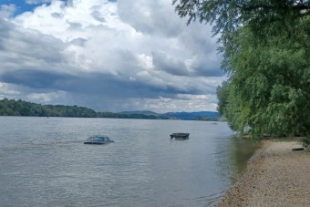 Lopott egy kocsit a zseni, aztán kitalálta, hogy a váci Dunában rejti el