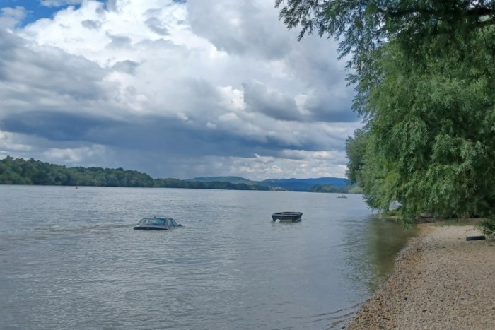 Lopott egy kocsit a zseni, aztán kitalálta, hogy a váci Dunában rejti el