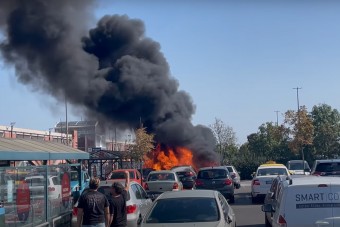 4 autót gyújtott ki egy zárlatos BMW Soroksáron, videón a hatalmas lángok