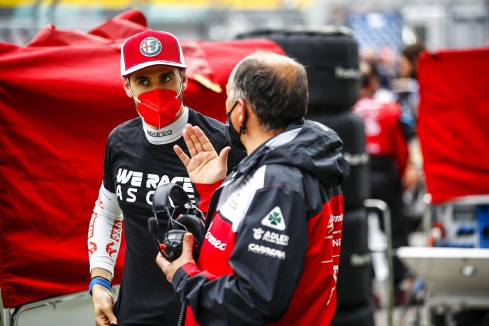 Magára hagyták az F1-es versenyzőt 2