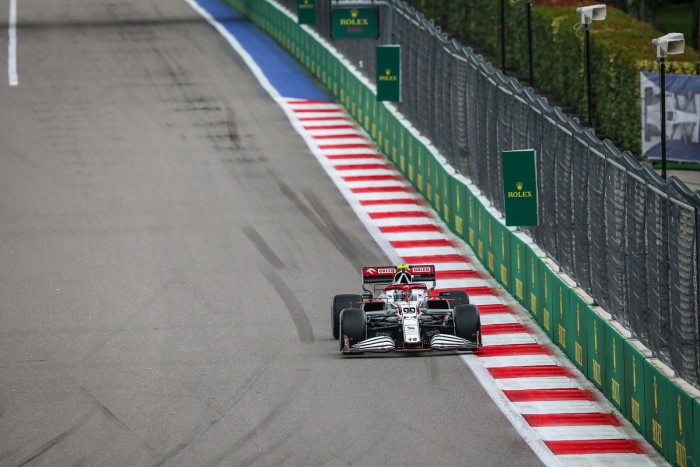 Magára hagyták az F1-es versenyzőt