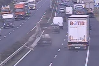 Látványos, de szerencsére nem súlyos balesetet rögzített az M1-es forgalomfigyelője