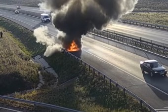 Percek alatt semmisült meg egy autó az M4-esen