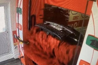 A legrosszabbkor nyílt fel az elektromos csomagtérajtó