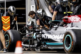 F1: Érik az újabb botrány, csalhat a Mercedes