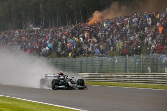 F1: Hamilton megajándékozza a szégyenfutam nézőit