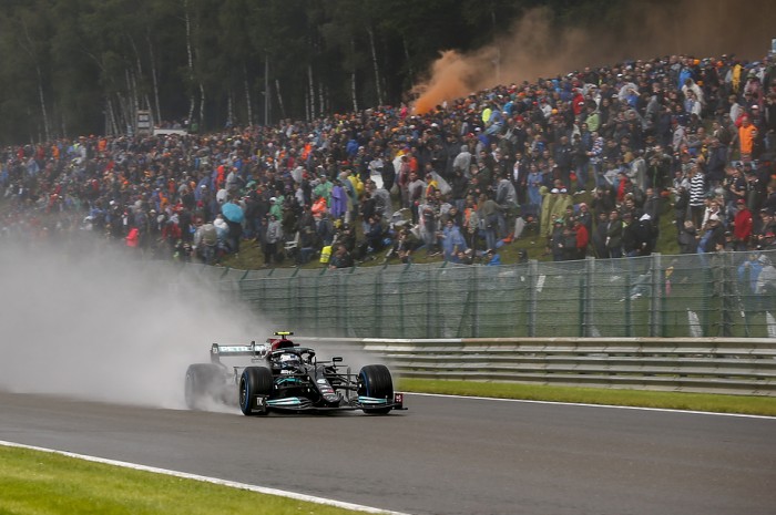 F1: Hamilton megajándékozza a szégyenfutam nézőit