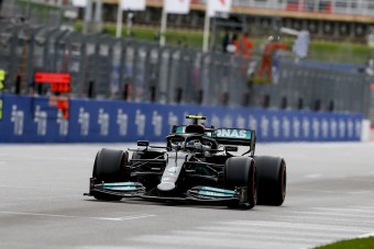 F1: Bottas beleállt Hamiltonba az időmérő miatt