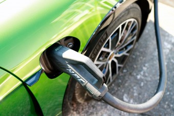 Óriási akkugyár építését tervezi a Porsche, de nincs pénze rá