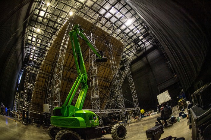 Megépítették a világ legnagyobb flipperét, ahol egy ember a golyó 7